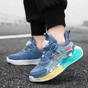 Blaue Kinder-Sportschuhe mit Drehverschluss und einer lebhaften, bunten, transparenten Sohle