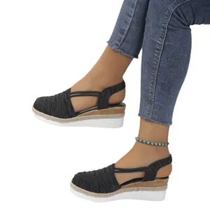 Lässige schwarze Keilsandaletten mit Plateausohle und elegantem Riemendetail für Damen