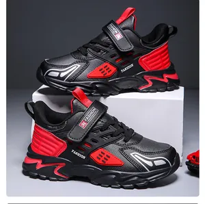 Zoom sur des baskets de course légères en cuir noir et rouge pour garçons