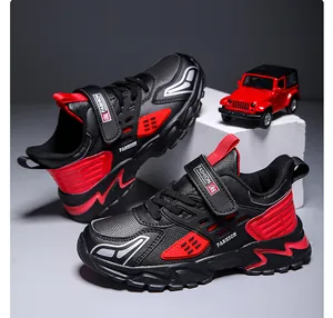 Vue détaillée des baskets de course en cuir noir et rouge pour garçons avec bandes velcro