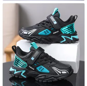 Détail de baskets de sport noir et turquoise pour garçons avec sangle velcro