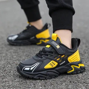 Baskets de course légères pour garçons noir et jaune avec tige en cuir souple pour écolier.