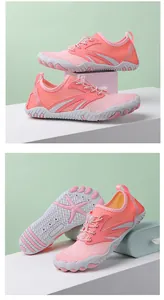 Dettaglio scarpe da acqua rosa per esterno con suola antiscivolo a stella marina