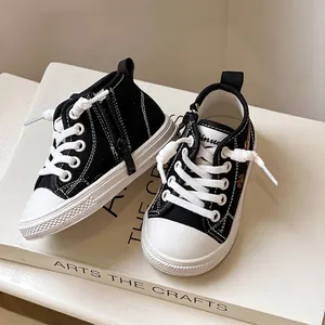 Vista dettagliata di sneaker in tela per bambini bianche e nere con zip laterale design