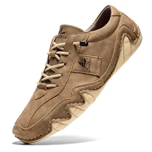 Détail d'une chaussure décontractée pour homme marron avec semelle pieuvre et surpiqûres.
