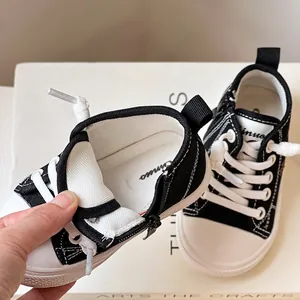 Vista dettagliata di una scarpa da ginnastica in tela nera morbida per neonati e bambini.