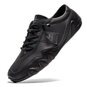 Détail latéral de chaussures décontractées en cuir noir pour hommes avec semelle poulpe