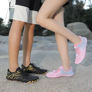 Scarpe da scoglio a piedi nudi per spiaggia, trekking e nuoto, foto in ambiente esterno.