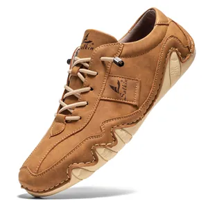 Gros plan de chaussures décontractées pour hommes marron avec semelle en caoutchouc pieuvre