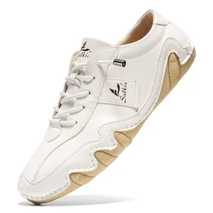 Vue détaillée de chaussures décontractées blanches pour hommes avec semelle vague