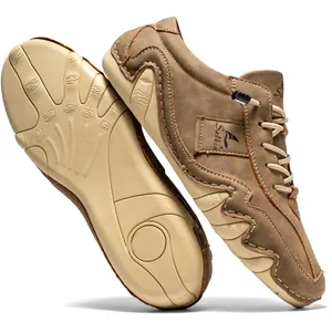 Détail de chaussures décontractées marron pour hommes avec semelle à motif de pieuvre