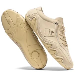 Détail de chaussures décontractées pour hommes beige avec semelle pieuvre et daim