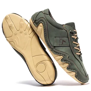 Détail de la semelle en caoutchouc à ventouse de pieuvre sur chaussure verte homme