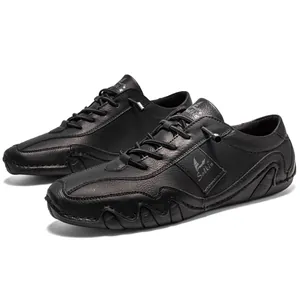 Vue détaillée des chaussures décontractées en cuir noir pour hommes avec semelle octopus.