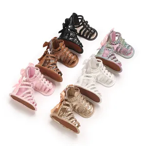 Detailansicht bunter Babysandalen mit niedlichen Schleifen und weichen PU-Sohlen.