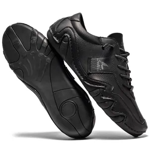Vue détaillée des chaussures décontractées en cuir noir avec semelle antidérapante