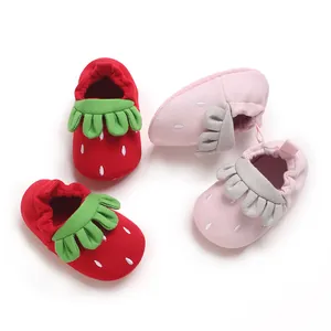 Zapatos de bebé con suela blanda y diseño de fresa para recién nacidos