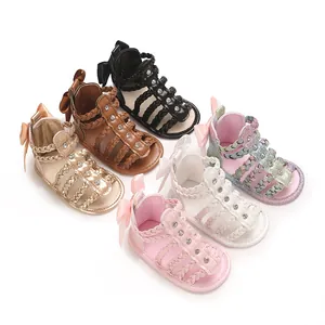 Detailaufnahme verschiedener bunter Babysandalen mit Schleifen- und Strassverzierung.