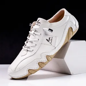 Vue latérale de chaussures décontractées pour hommes en cuir blanc à semelle ondulée