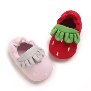 Zapatos de aprendizaje para bebés con diseño de fresa y suelas antideslizantes suaves