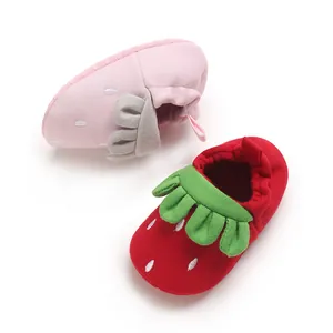 Detalles de los zapatos suaves para bebés con diseño de fresa en rojo y rosa