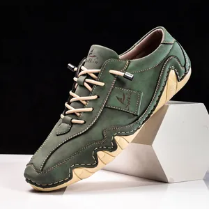 Vue détaillée d'une chaussure décontractée verte pour hommes avec semelle poulpe unique