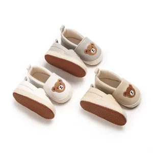Zapatos de bebé en cuero sintético suave con bordado de oso animado en diversos colores
