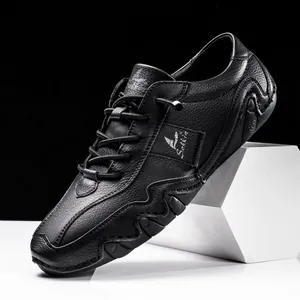 Vue détaillée d'une chaussure décontractée en cuir noir pour homme, style pieuvre