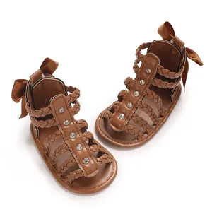 Braune Baby-Sandalen aus PU-Leder mit geflochtenen Riemen, Strasssteinen und Schleife