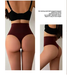 Detailansicht eines bordeauxroten Shaper-Thongs mit hoher Taille an einem Modell