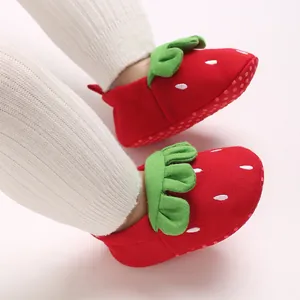 Primer plano detallado de zapatos de fresa para bebés con volantes verdes suaves
