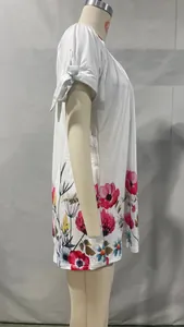 Detalle lateral de un vestido blanco de verano con estampado floral y nudo en la manga