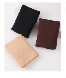 Detailansicht von drei High-Waist-Formslips mit Rautenmuster in verschiedenen Farben.