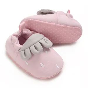 Detalle de zapatos de bebé rosa con suela blanda y diseño antideslizante para caminar