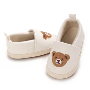 Zapatos de bebé color crema para 0-1 año con detalle bordado de cabeza de osito marrón