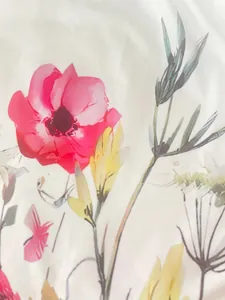 Vista macro detallada de estampado floral acuarela en tela blanca de vestido verano