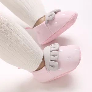 Vista detallada de zapatos rosas para bebé con suela blanda y lindo diseño de fresa