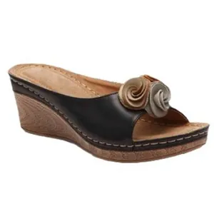 Elegantes sandalias de cuña negras con flores decorativas y plataforma efecto madera