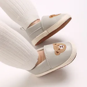 Detalle de primer plano de zapatos de bebé con un bonito diseño de oso bordado