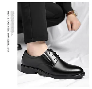 Vista detallada de zapatos de vestir de cuero negro de primera calidad para hombres.