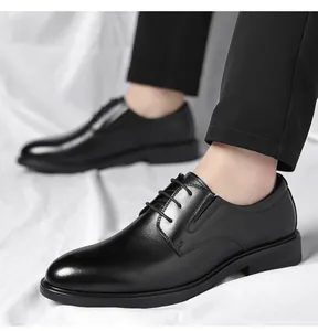Detalle de zapatos Derby de cuero negro para hombre, perfectos para oficina y eventos formales