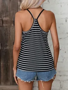 Detailansicht der Rückseite eines lässigen schwarz-weiß gestreiften Tanktops für Damen