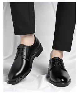 Primer plano de elegantes zapatos derby de cuero negro para hombre para traje formal