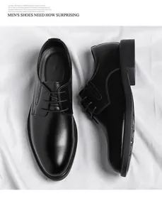 Vista superior y lateral de zapatos clásicos de cuero negro para hombre estilo oficina