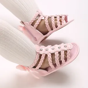 Detailaufnahme rosa Babysandalen mit geflochtenen PU-Riemen und weicher Fersenschleife