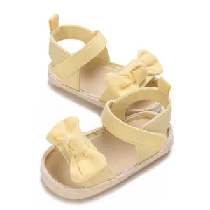 Adorables sandalias de verano para bebé niña en color amarillo suave con detalle de lazo