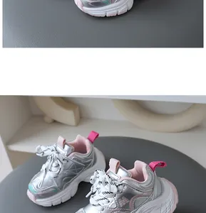 Dettaglio di sneaker in pelle metallizzata argento per bambini con accenti rosa e suole bianche