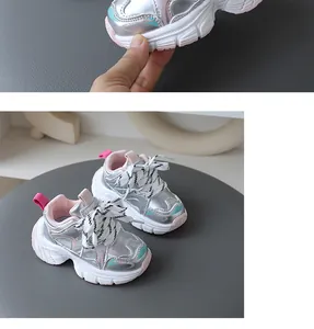 Sneakers metallizzate argento per bambini con lacci a scacchi e suola morbida antiscivolo.