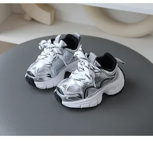 Dettaglio di alta qualità di scarpe da ginnastica argento per bambini con suola morbida