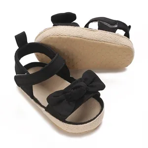 Vista detallada de sandalias de verano para niña con lazo negro y suela antideslizante